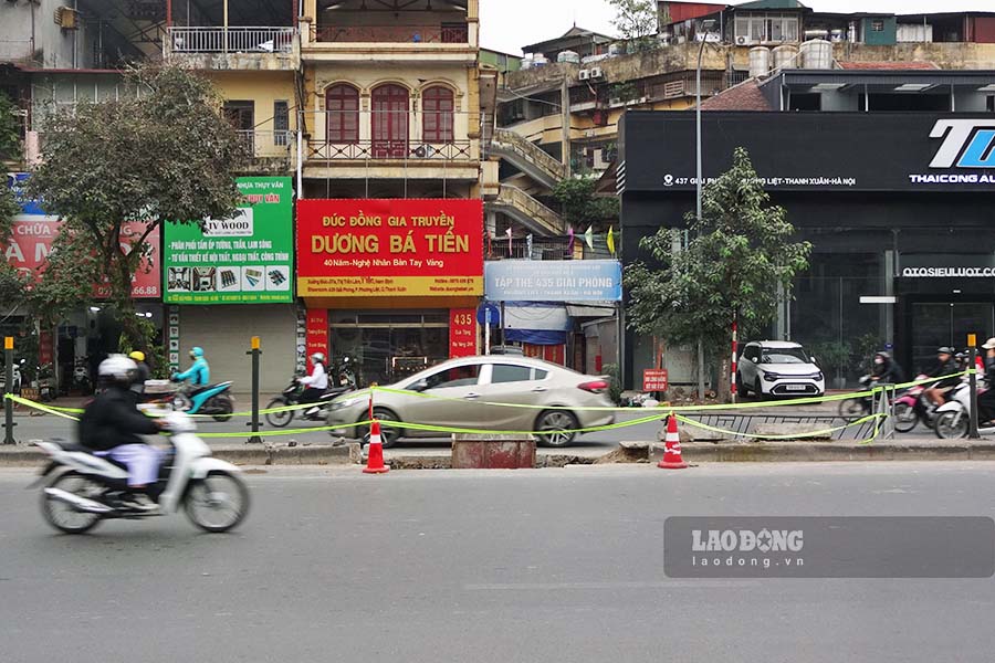 Nhung ngay qua, hang rao sat dung o dai phan cach giua tuyen duong Giai Phong da duoc do bo nhieu doan.