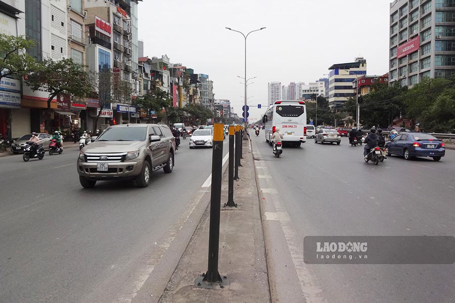 Dai dien Ban Duy tu cac cong trinh ha tang giao thong Ha Noi cung cho biet, don vi se cho luc kiem tra thuong xuyen tai cac vi tri dang thi cong de kip thoi xu ly cac su co (neu co), dam bao nguoi dan luu thong an toan.