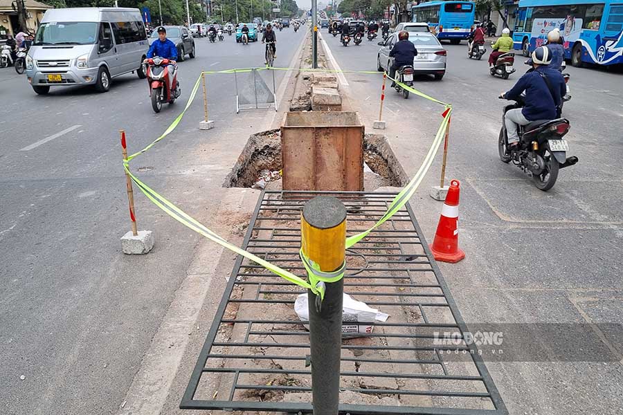 Anh Dung - mot nguoi ban hang tren duong Giai Phong cho biet, viec do bo rao chan da duoc thuc hien cach day vai ngay, cong nhan thuong lam vao ban dem vi ban ngay duong rat dong duc. Anh Dung cung cho biet ban than khong ro muc dich do bo hang rao chan la gi.