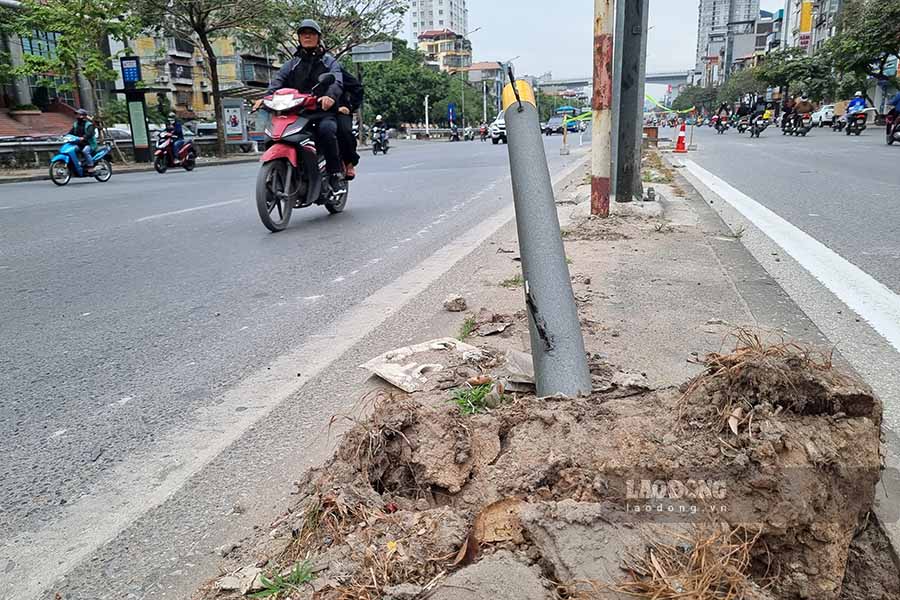 Sang 27.11, trao doi voi PV bao Lao Dong, dai dien Ban Duy tu cac cong trinh ha tang giao thong, So GTVT Ha Noi (don vi trien khai du an) cho hay, li do do bo hang rao thep la de thay moi.