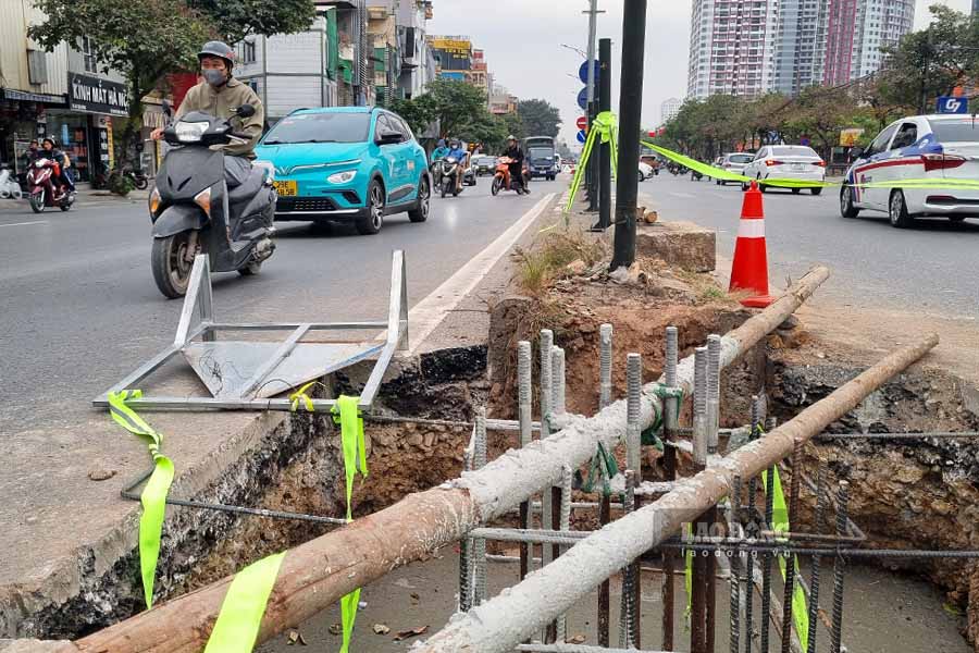 Bien canh bao o mot so vi tri bi do ra duong. Duong Giai Phong la mot trong nhung truc duong co mat do phuong tien luu thong dong bac nhat Ha Noi, the nen viec thi cong khong dam bao co the gay can tro giao thong.