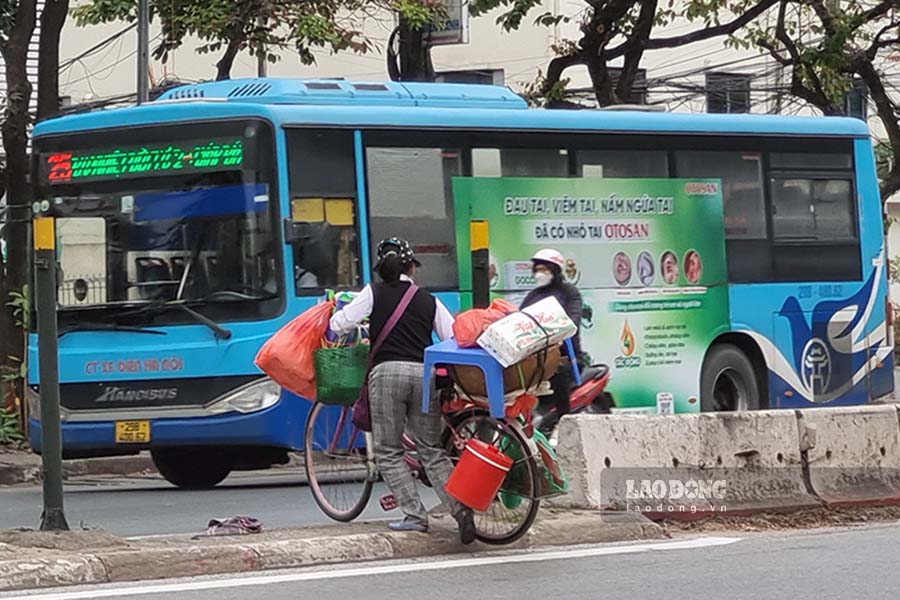 Nguoi dan bang qua duong tai cac vi tri duoc do bo rao chan, rat nguy hiem.