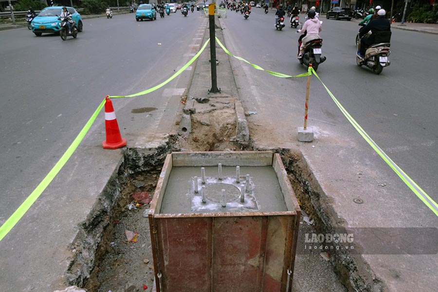 “Hien lop vua be tong xi mang dai phan cach giua duong Giai Phong da nut vo bong bat gay mat my quan. Tren dai phan cach duoc lap dat hang rao thep, tuy nhien hien nay co nhieu doan hang rao da hoen gi, bong bat, co nhieu doan bi mat, hu hong, khong dam bao yeu cau ky thuat. Chung toi se thay moi nhung cho hong, cai tao dai phan cach... Du kien se xong vao cuoi thang 12.2024“, dai dien Ban Duy tu cac cong trinh ha tang giao thong Ha Noi cho hay.