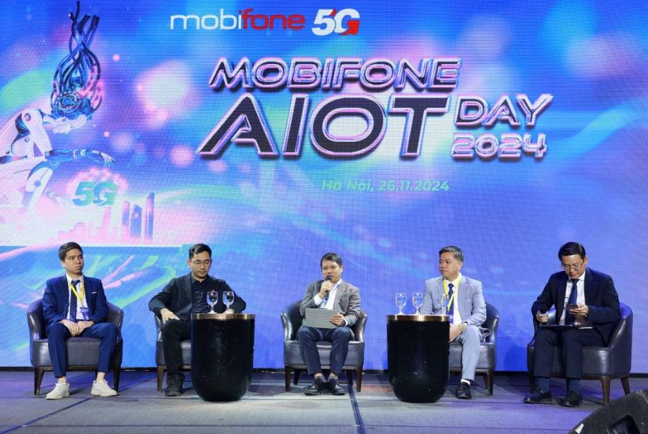 Cac chuyen gia da cung thao luan ve nhung xu huong cong nghe moi tai buoi Hoi thao MobiFone AIoT Day 2024.