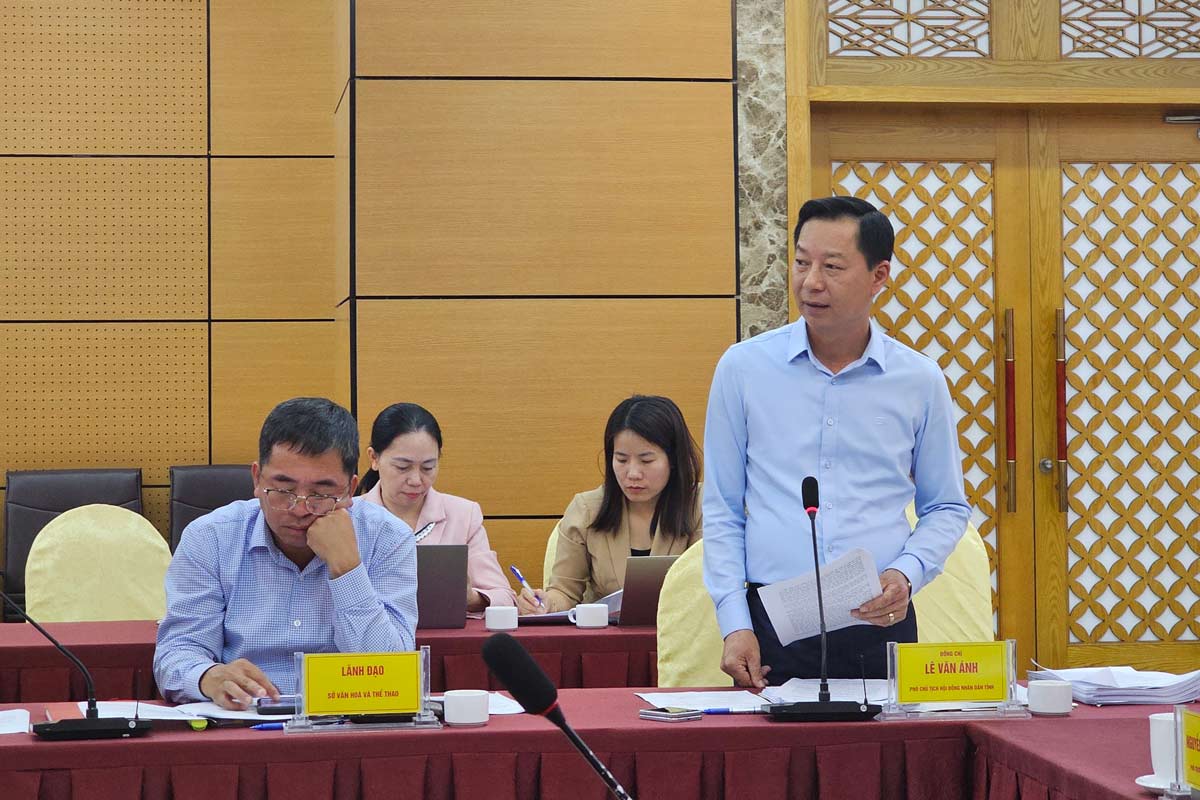 Ong Le Van Anh, Pho Chu tich HDND tinh Quang Ninh phat bieu tai hoi nghi thong tin bao chi thuong ky. Anh: Doan Hung