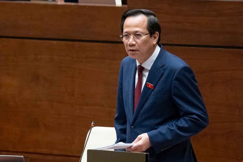 Minister of Labor, War Invalids and Social Affairs Dao Ngoc Dung explained and clarified issues of concern to delegates in the draft Law on Employment (amended). Photo: National Assembly