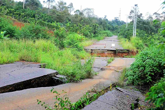 The 800 billion VND bypass road in Bao Loc city is unfinished and has not been put into use yet but has been seriously damaged and degraded. Photo: Lam Hong