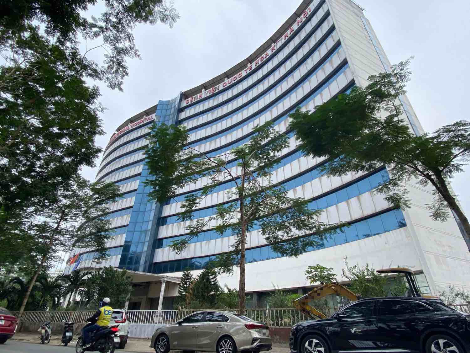Bệnh viện quốc tế Hoa Kỳ - Hà Nội nằm trên phố Chùa Hà (quận Cầu Giấy, Hà Nội) bị bỏ hoang suốt nhiều năm qua. Ảnh: Nhật Minh