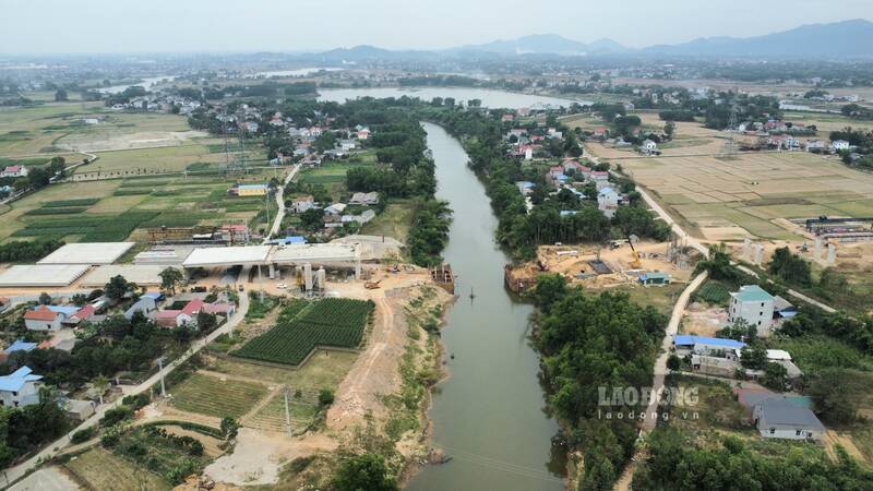 Cau vuot song Cong den nay da hoan thanh tren 50% khoi luong cong viec. Anh: Lam Thanh