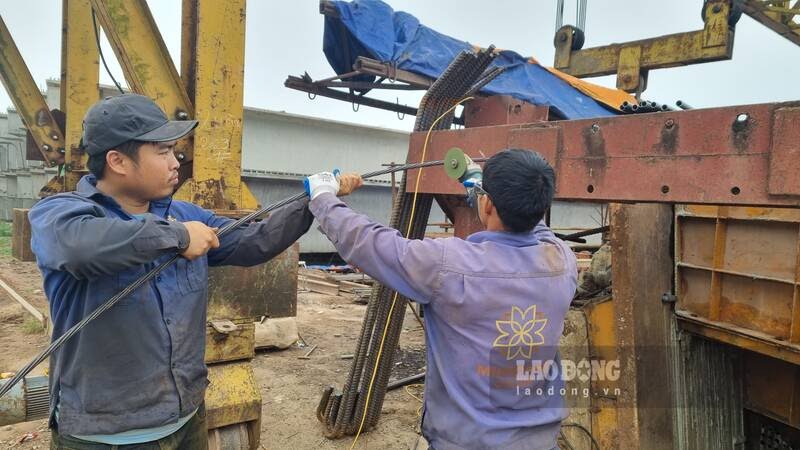 Cac cong nhan trien khai duc dam cau vuot tren tuyen duong lien ket hon 3.800 ti dong. Anh: Lam Thanh