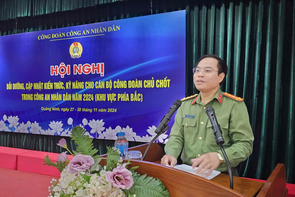 Lecturer presents the topic. Photo: Doan Hung