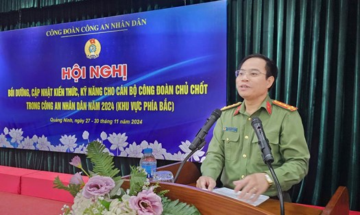 Giảng viên trình bày chuyên đề. Ảnh: Đoàn Hưng