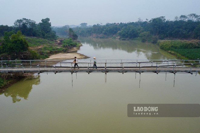 Liều mình băng qua cầu treo tiền tỉ đứt cáp ở Thái Nguyên