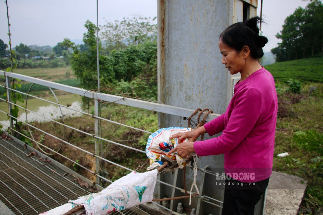 Dù đã rào chắn bằng thép gai nhưng vẫn có người dân lách rào đi qua. Ảnh: Việt Bắc.