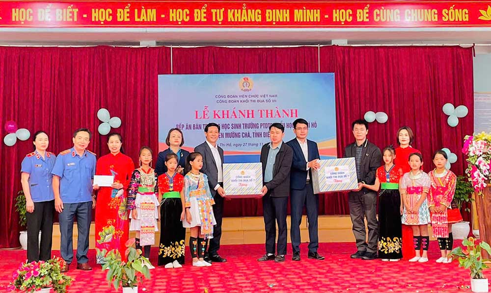 The Civil Servants' Trade Union of Dien Bien province in coordination with Emulation Block VII (Vietnam Civil Servants' Trade Union) organized the inauguration and handover of a boarding kitchen worth 200 million VND to students in Dien Bien. Photo: Huy Hoang