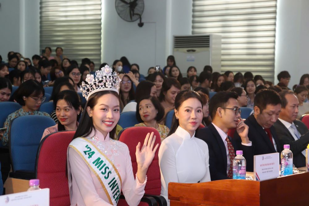 Danang University of Foreign Languages ​​honors Miss Thanh Thuy. Photo: Nguyen Linh