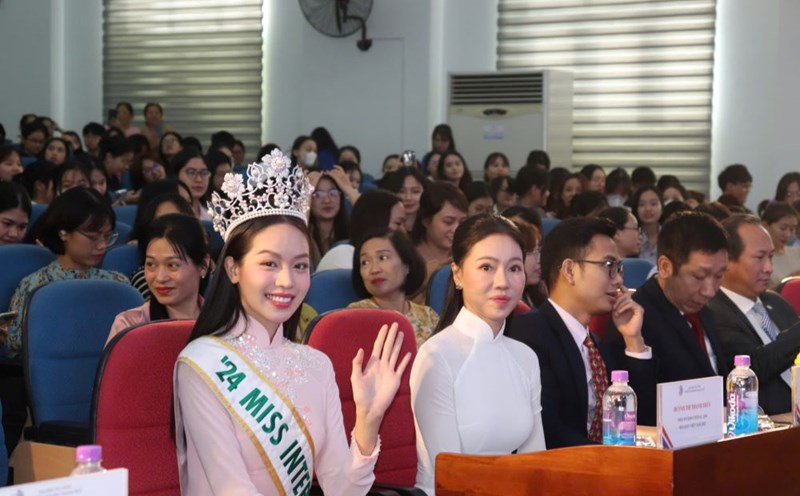 Danang University of Foreign Languages honors Miss Thanh Thuy. Photo: Nguyen Linh