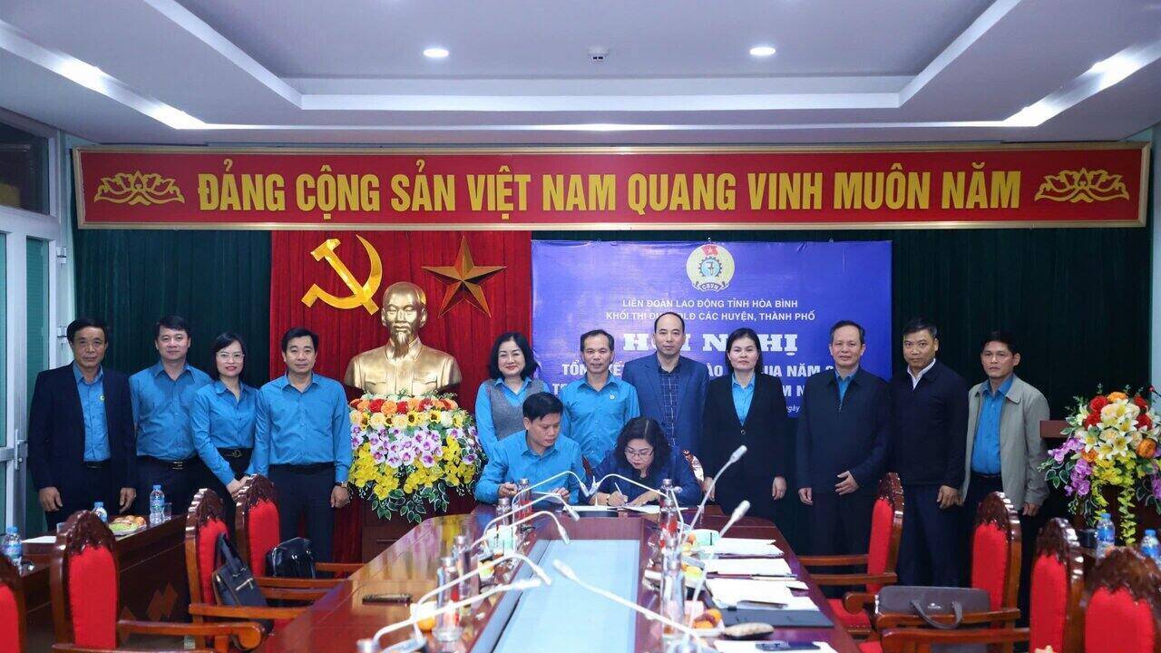 The emulation bloc of the Labor Federations of districts and cities in Hoa Binh province organized a summary of the emulation year 2024. Photo: Pham Cuong