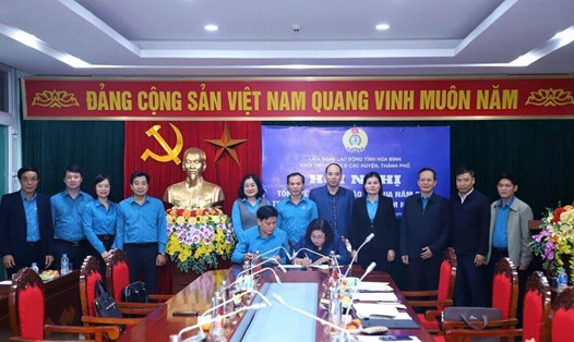 Khối thi đua LĐLĐ các huyện, thành phố ở tỉnh Hòa Bình tổ chức tổng kết thi đua năm 2024. Ảnh: Phạm Cường