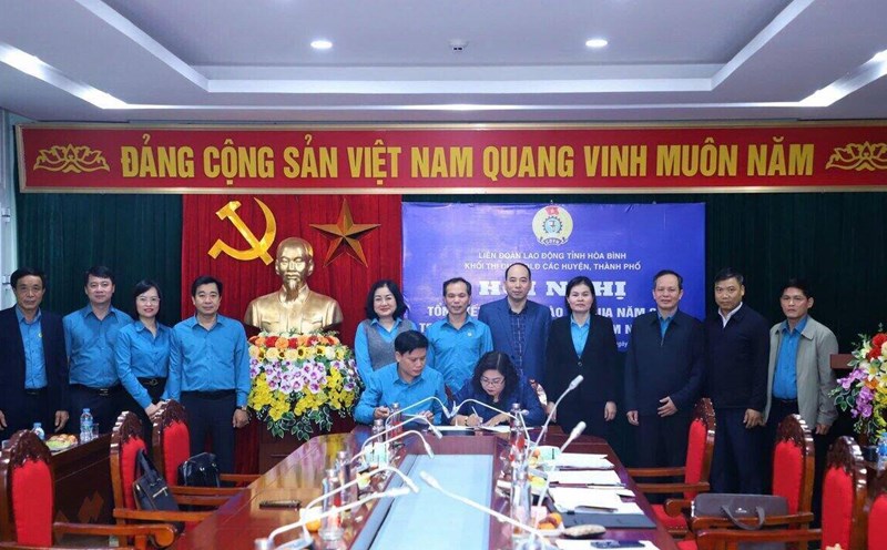 The emulation bloc of the Labor Federations of districts and cities in Hoa Binh province organized a summary of the emulation year 2024. Photo: Pham Cuong