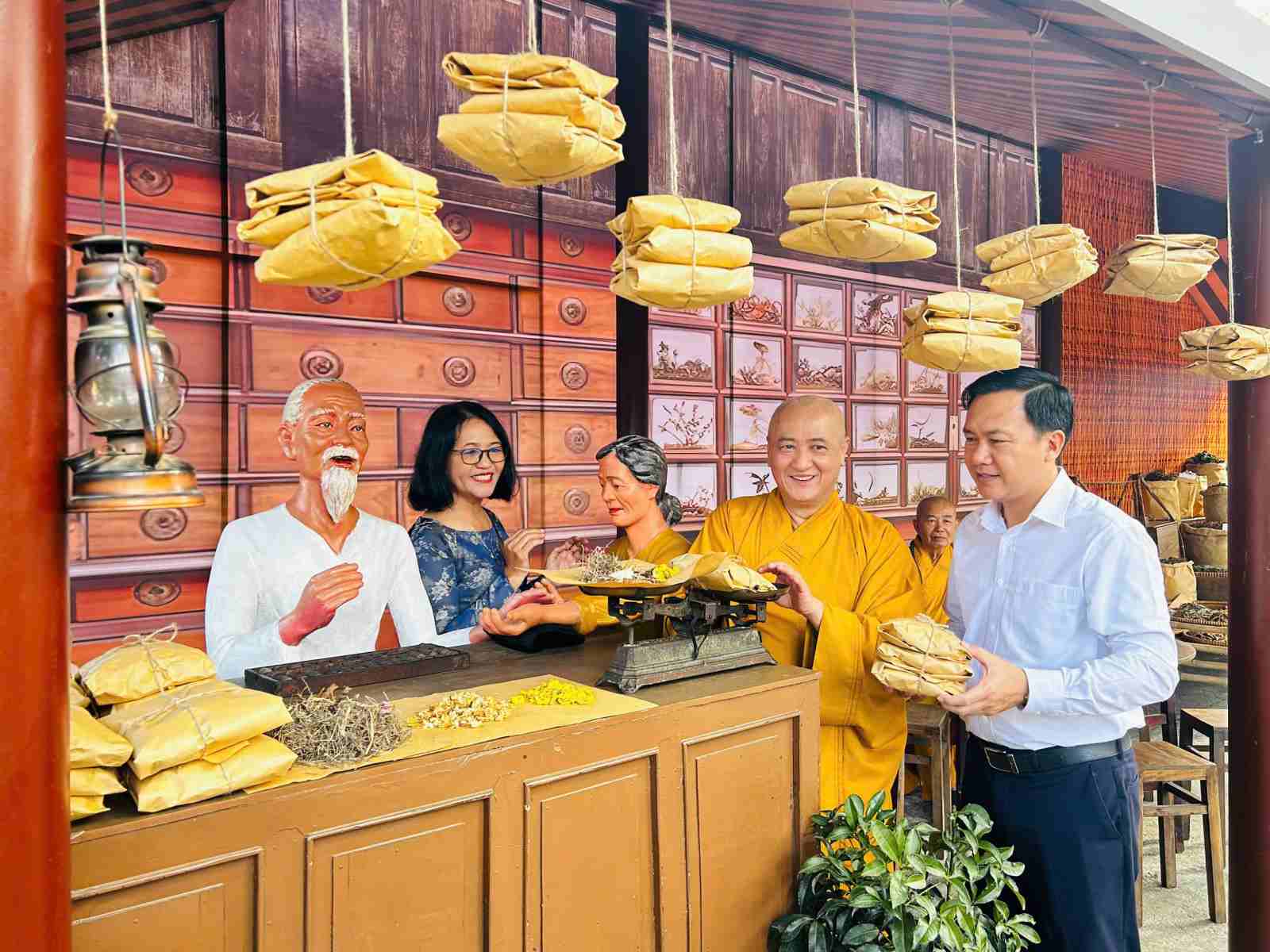 Cac dai bieu tham quan khong gian trung bay. Anh: Dinh Trong