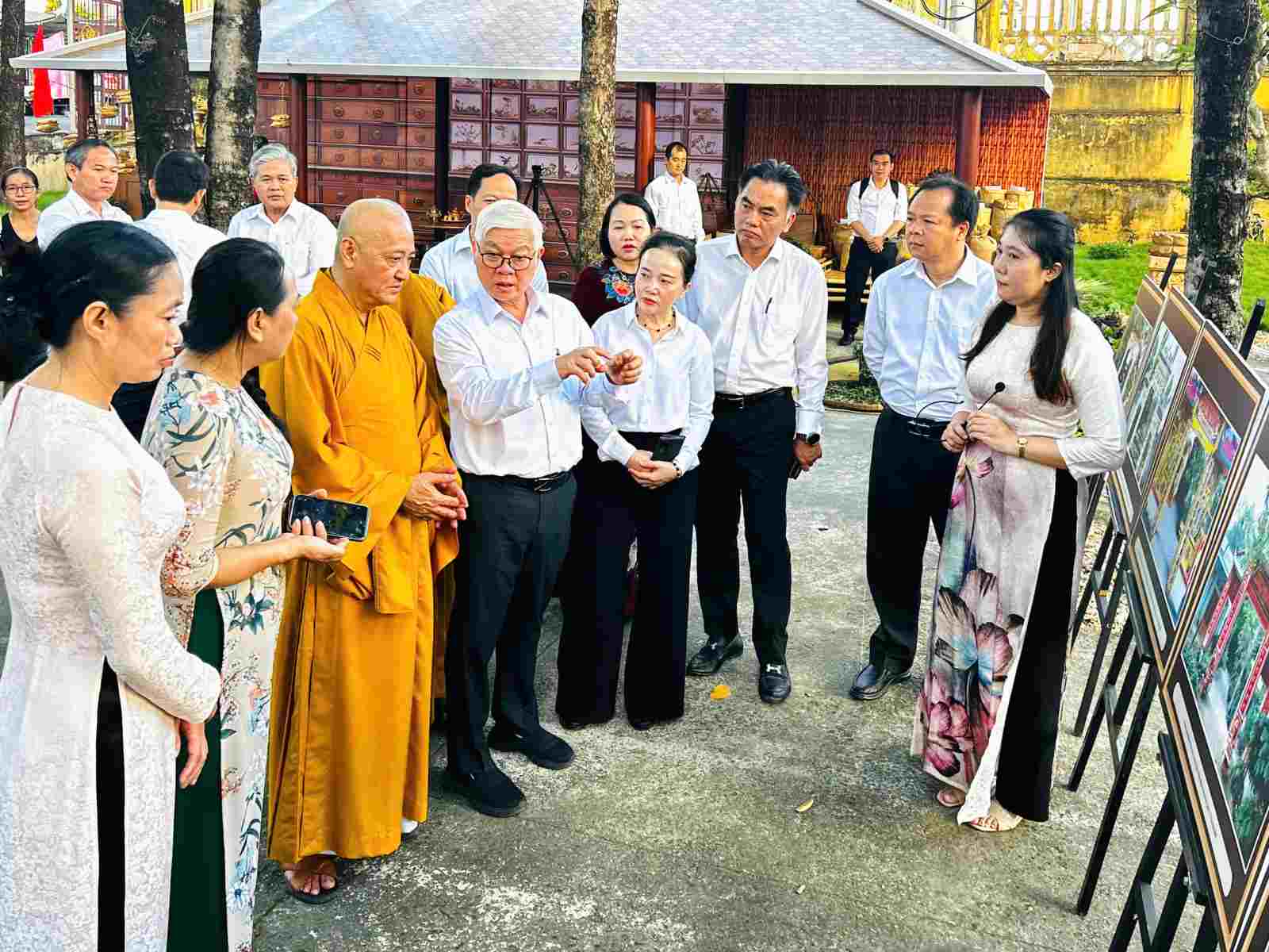 Exhibition space in memory of Mr. Pho Bang Nguyen Sinh Sac who prescribed medicine to treat patients in Binh Duong in 1923-1926. Photo: Dinh Trong