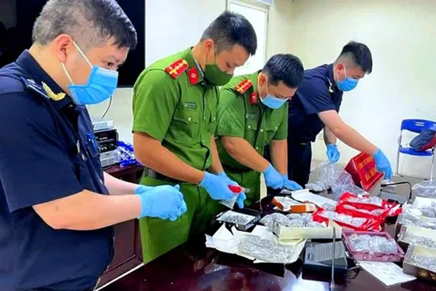 Hanoi Customs Department coordinated with functional units to detect a case of drug smuggling and transportation. Photo: Hanoi Customs Department