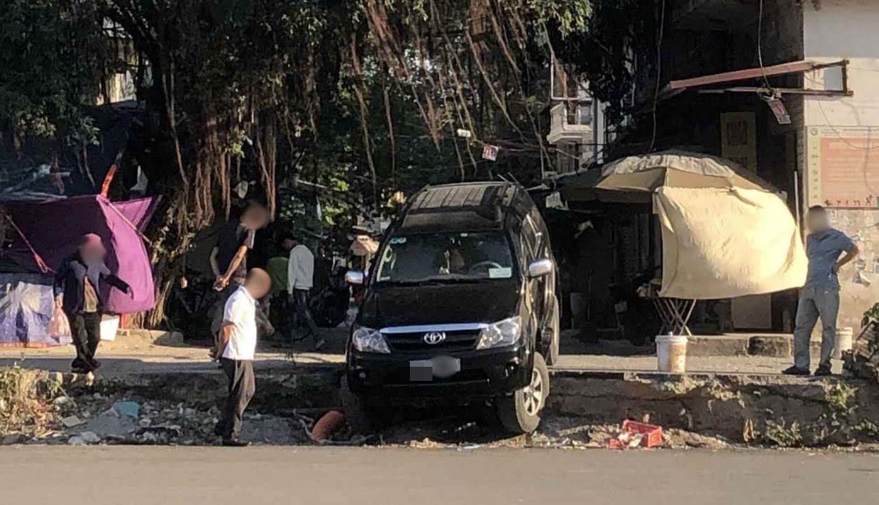 A car had an accident while moving from the old route to the new route in Long Bien district. Photo: Provided by local people