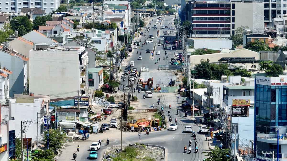 Waiting wearily for the expansion of the 800 billion VND road in the East of Ho Chi Minh City.