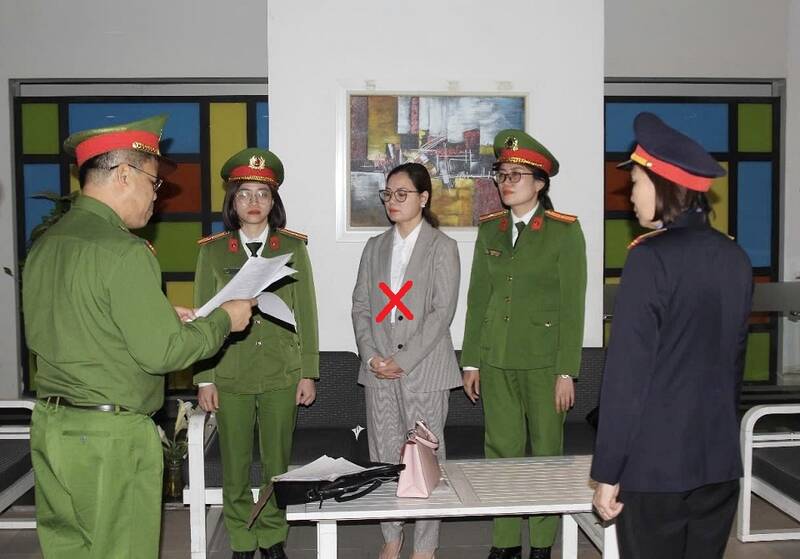 Cơ quan Cảnh sát điều tra - Công an tỉnh Hà Nam thi hành Lệnh bắt bị can, Lệnh khám xét chỗ ở, nơi làm việc đối với bà Nguyễn Thu Nhiễu (dấu X) về tội Nhận hối lộ. Ảnh: Công an cung cấp