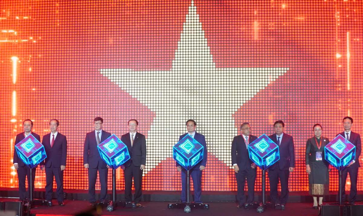 Prime Minister Pham Minh Chinh and delegates perform the opening ceremony of Techfest Vietnam 2024. Photo: Mai Dung