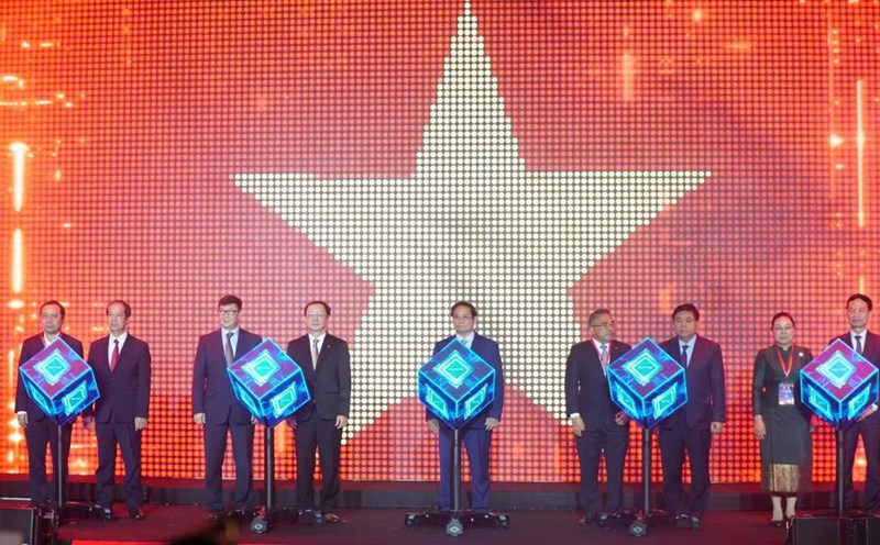 Prime Minister Pham Minh Chinh and delegates perform the opening ceremony of Techfest Vietnam 2024. Photo: Mai Dung