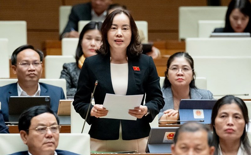 Delegate Nguyen Thi Kim Anh (Bac Ninh Delegation) said that there should be a reasonable tax increase roadmap to prevent the dangers of tobacco. Photo: Quochoi.vn