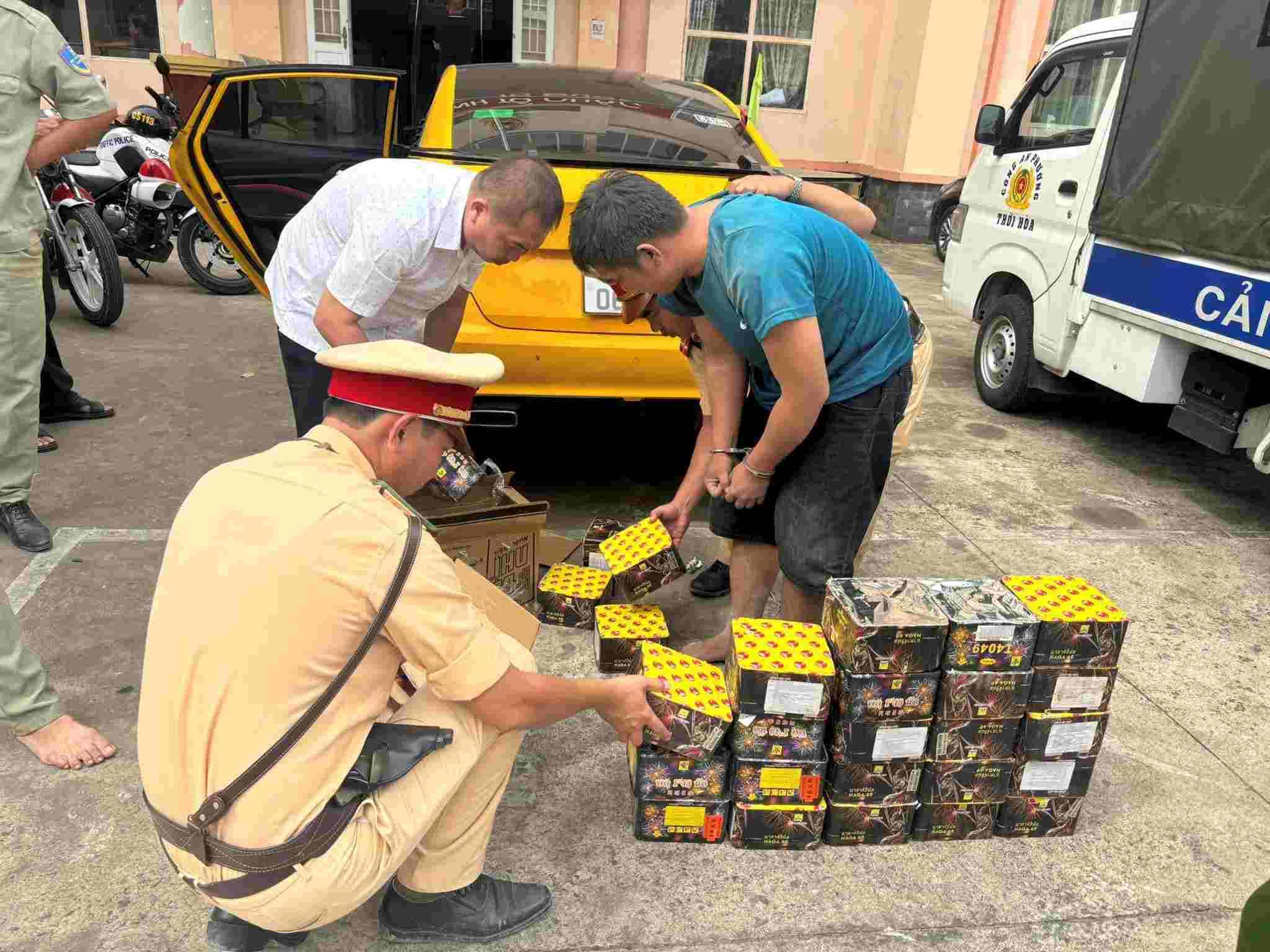 Công an bắt đối tượng chở pháo lậu. Ảnh: Công an thành phố Bến Cát