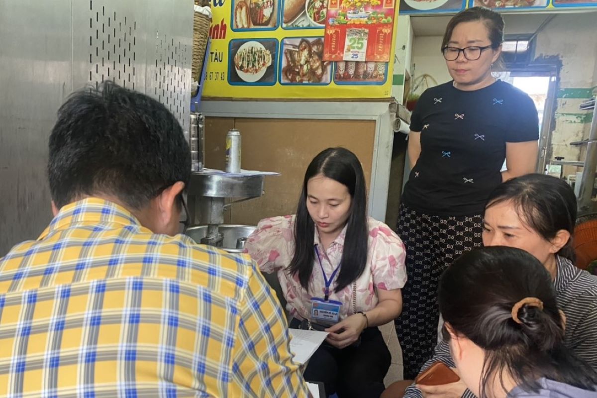 Authorities working at a banh mi business. Photo: VT People's Committee
