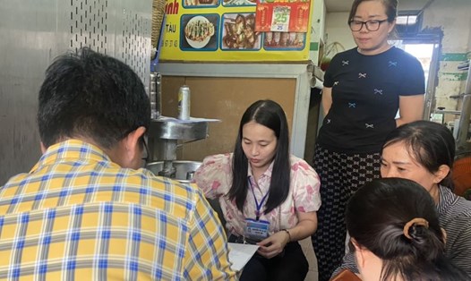 Lực lượng chức năng làm việc tại cơ sở kinh doanh bánh mì. Ảnh: UBND VT