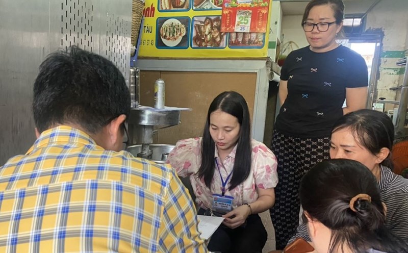 Authorities working at a banh mi business. Photo: VT People's Committee