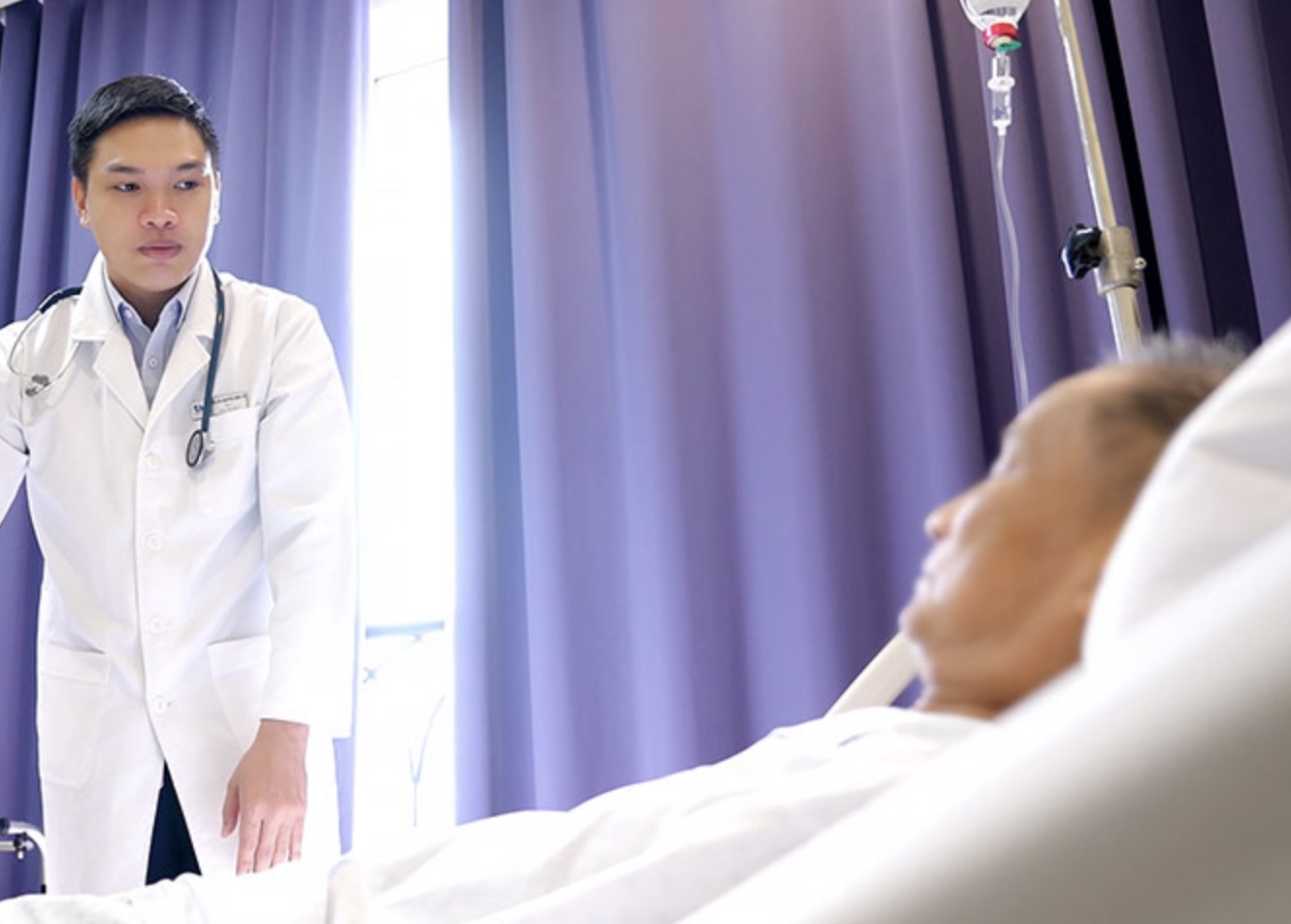 A doctor is examining a patient with kidney disease. Photo: Provided by the hospital
