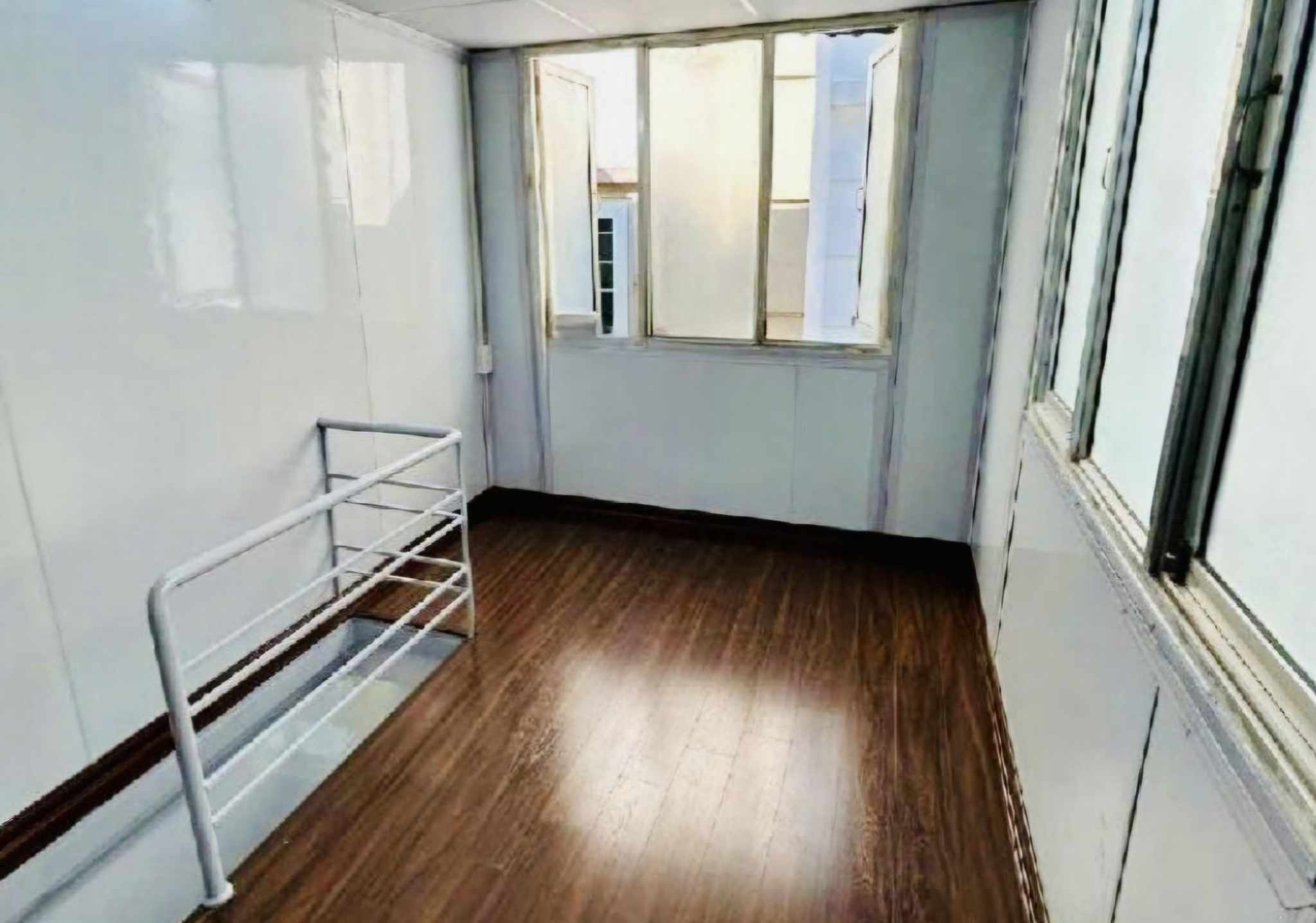 According to brokers, houses in deep alleys, with small areas of less than 10 square meters and without certificates are often very difficult to "sell". Illustration: Thu Giang