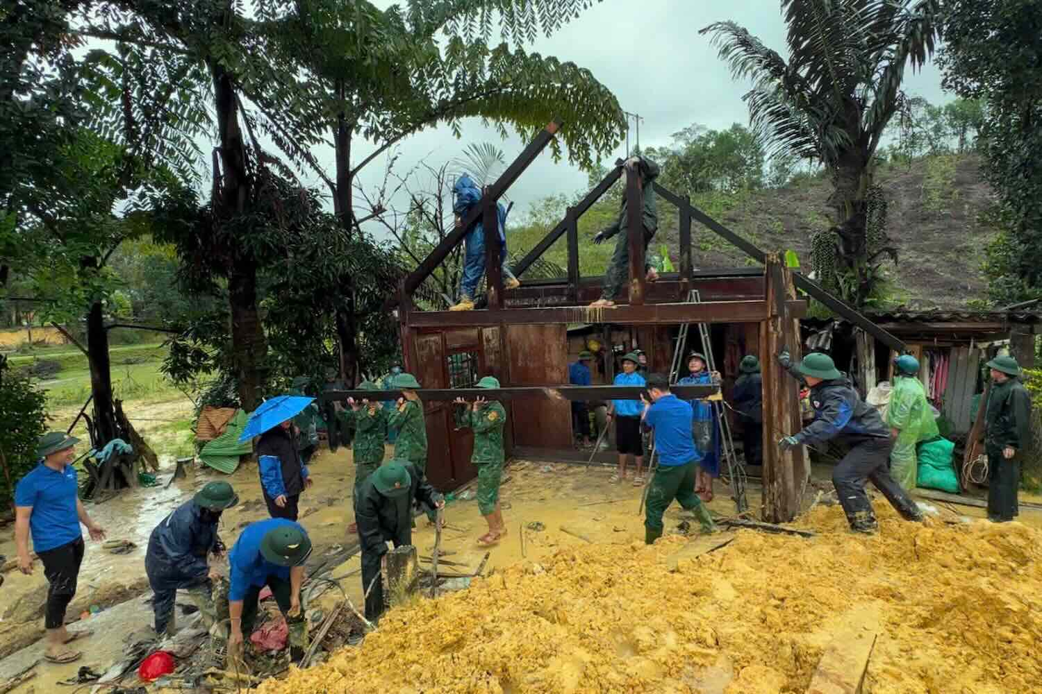 Thua Thien Hue Border Guard and functional forces help people overcome the consequences of landslides. Photo: Vo Tien.