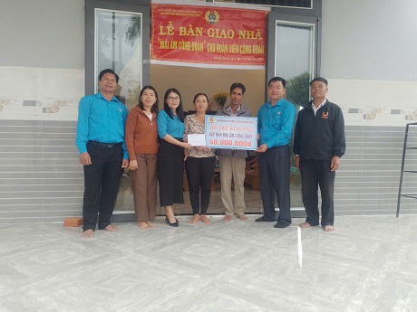 The Krong Bong District Labor Federation handed over the "Union Shelter" house to union member Tran Thi Thu Ha. Photo: Bao Trung