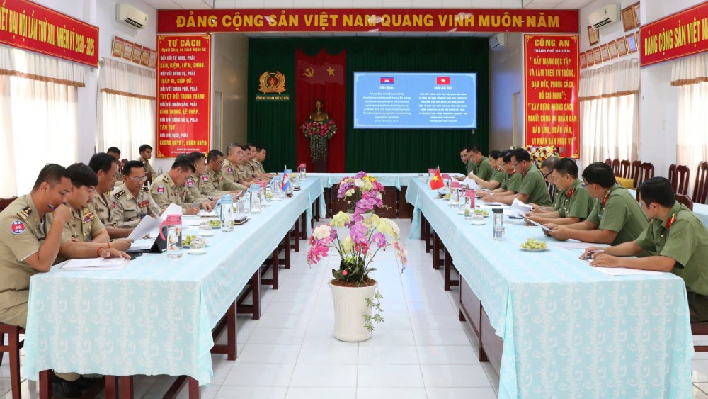 Working session of Kien Giang Provincial Police with Police of 3 provinces of Cambodia. Photo: Tien Dung