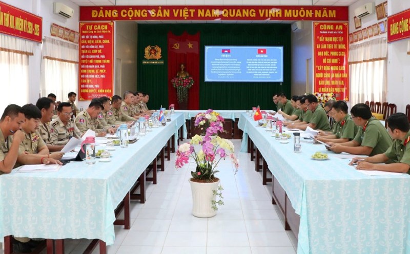 Working session of Kien Giang Provincial Police with Police of 3 provinces of Cambodia. Photo: Tien Dung