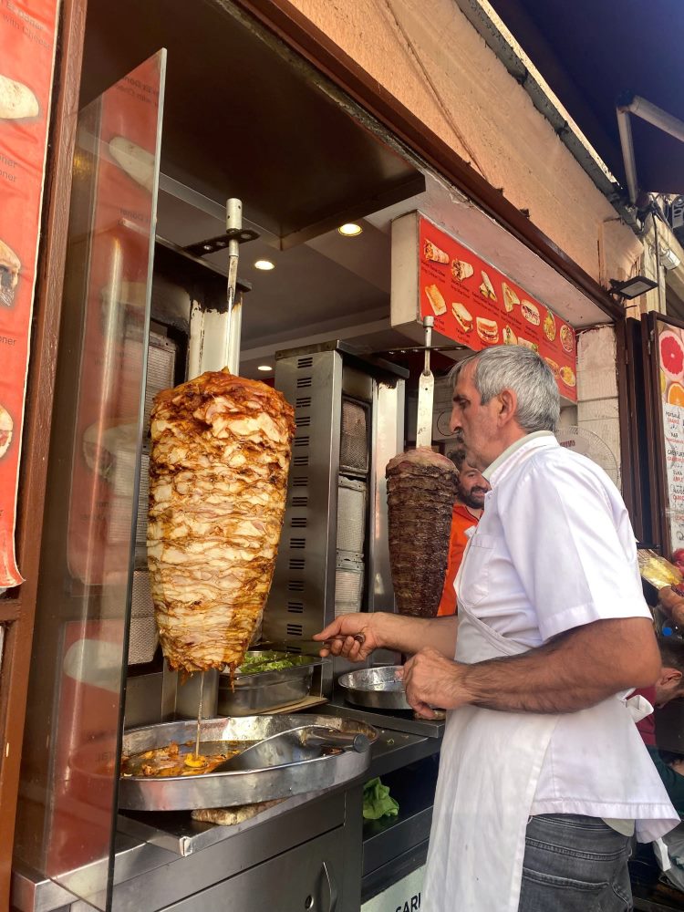 Bánh mì Doner kebab trên đường phố Istanbul. Ảnh: Quỳnh Chi