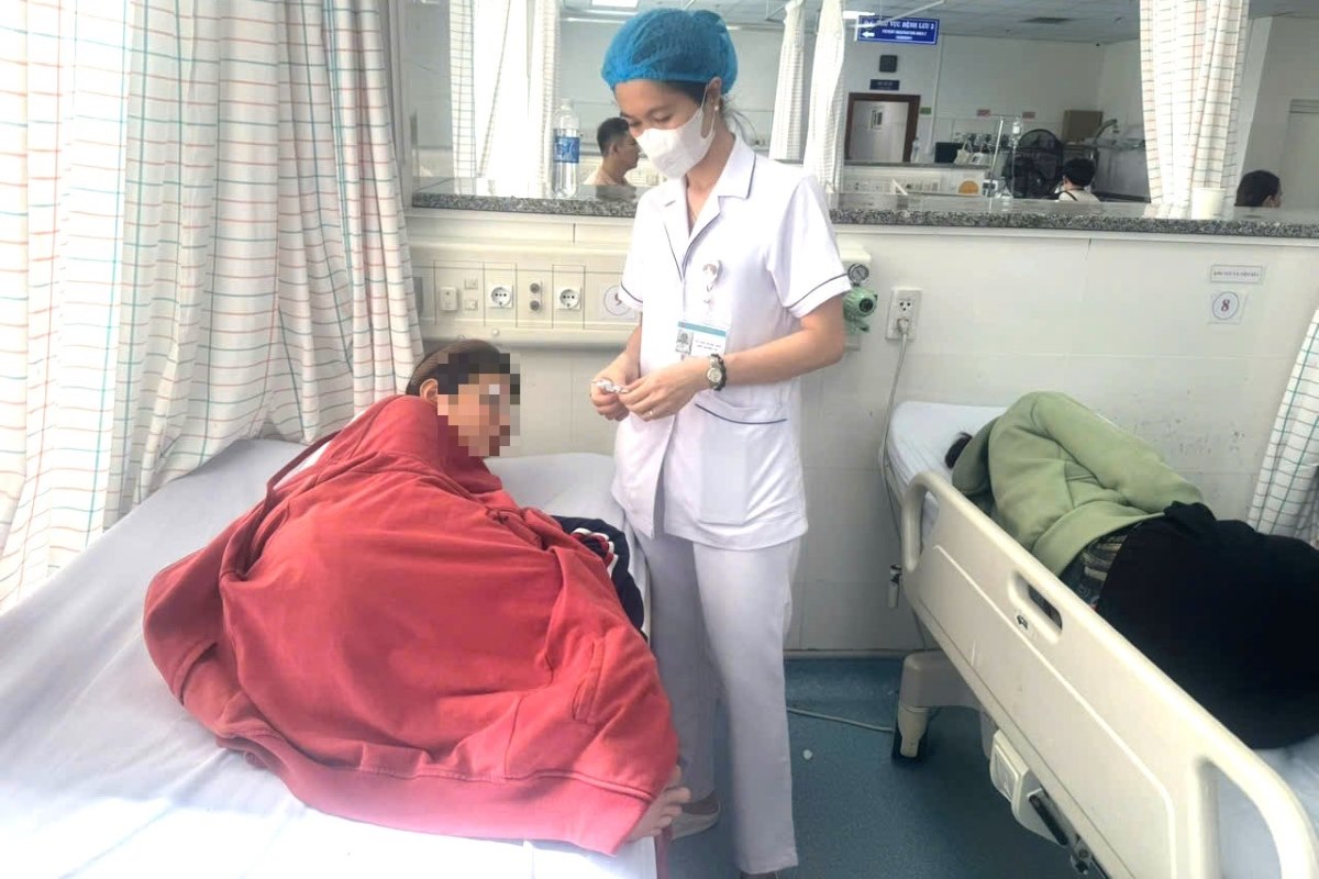 A poisoning case is being monitored and treated at the Emergency Department of Vung Tau Hospital. Photo: Thanh An