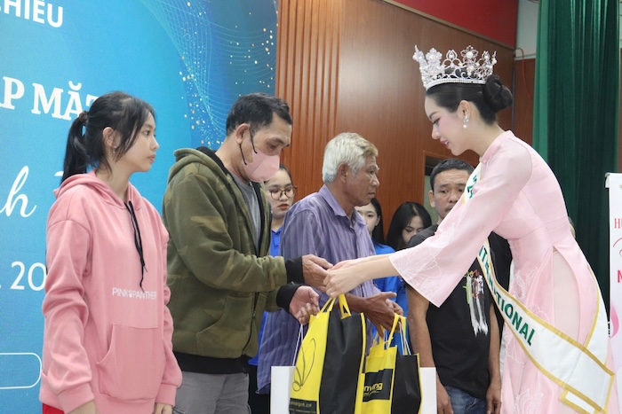 Miss Thanh Thuy presented 100 gifts to people in difficult circumstances in Lien Chieu district, Da Nang city. Photo: Nguyen Linh