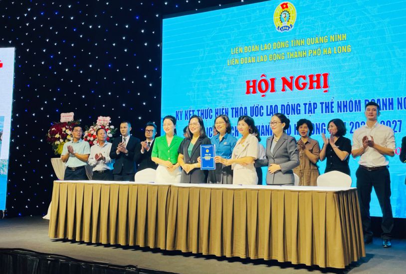 Ha Long City Labor Federation signed a collective labor agreement with businesses in the city's tourism and service group. Photo: Nguyen Ngoc