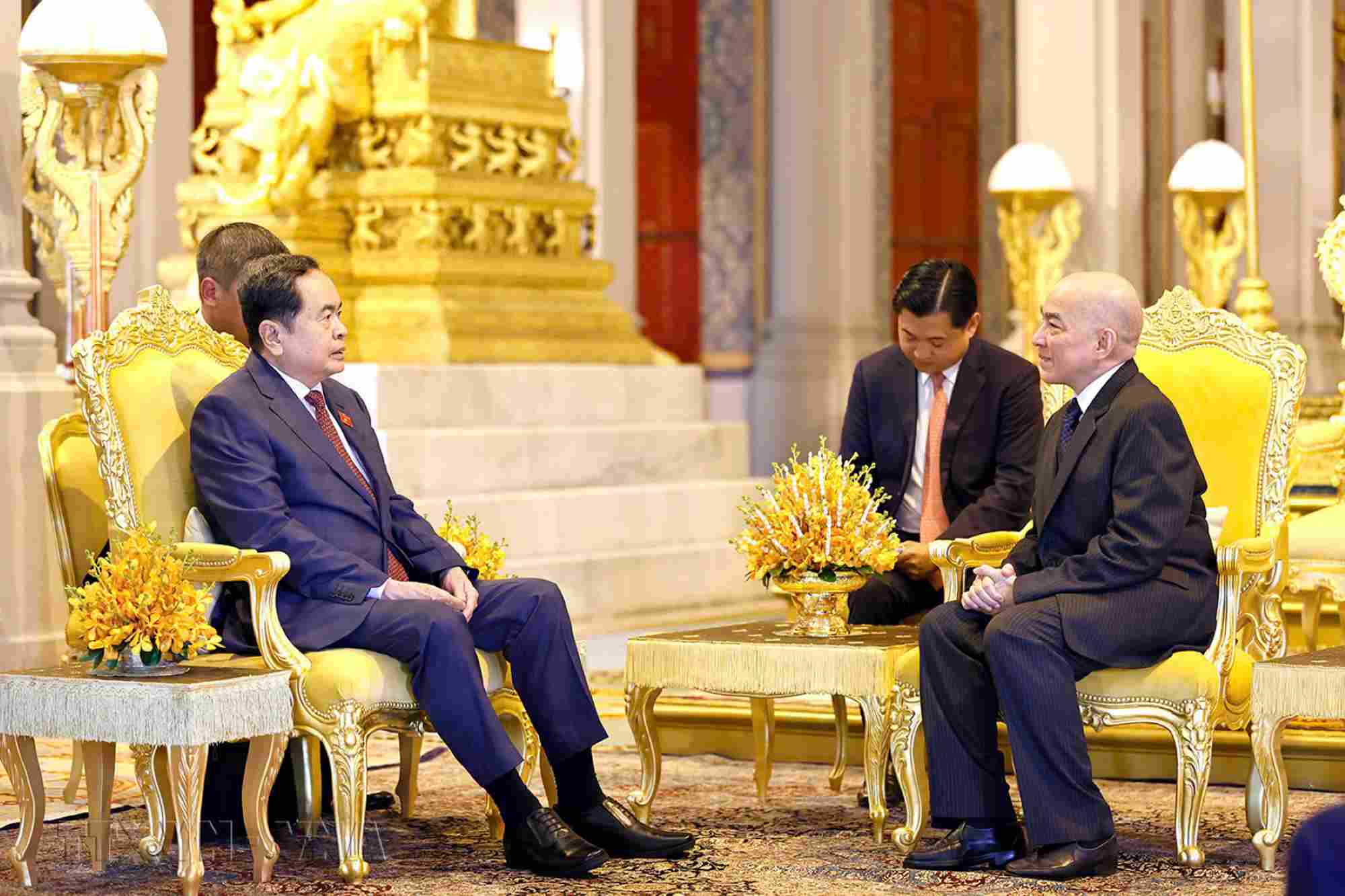 Politburo member and National Assembly Chairman Tran Thanh Man met with Cambodian King Norodom Sihamoni on the afternoon of November 23. Photo: VNA