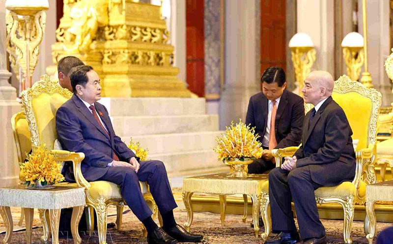Politburo member and National Assembly Chairman Tran Thanh Man met with Cambodian King Norodom Sihamoni on the afternoon of November 23. Photo: VNA