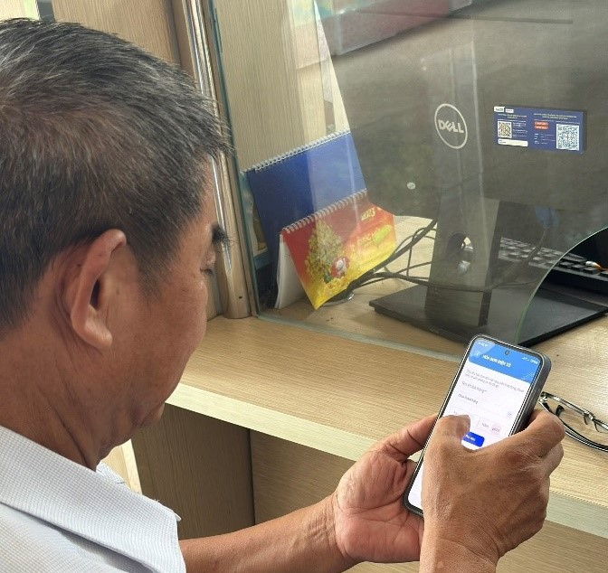 Customers experience digitalized electricity services on EVNSPC Customer Service App. Photo: Provided by PC Binh Duong